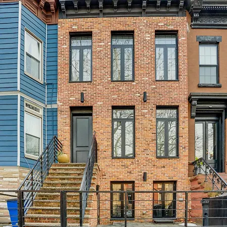 Shared Yard Space! Garden-level Unit In Bed-stuy Holiday home *