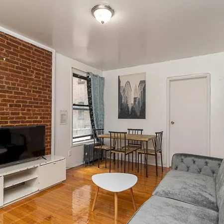 Apartment 10th Avenue Urban Retreat- 3br Nyc *