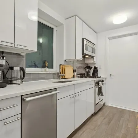 Apartment Spacious 1-bedroom Retreat Near Park *