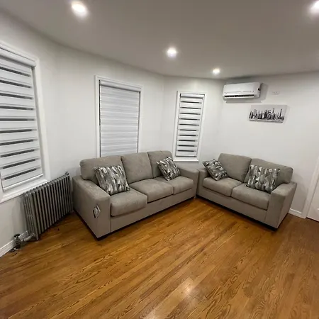 Cozy 2-person Near Jfk Airport & Shopping Area Apartment *