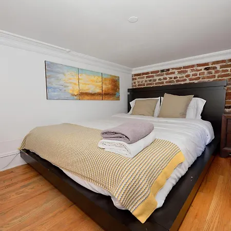 Apartment 10th Avenue Urban Retreat- 3br Nyc *