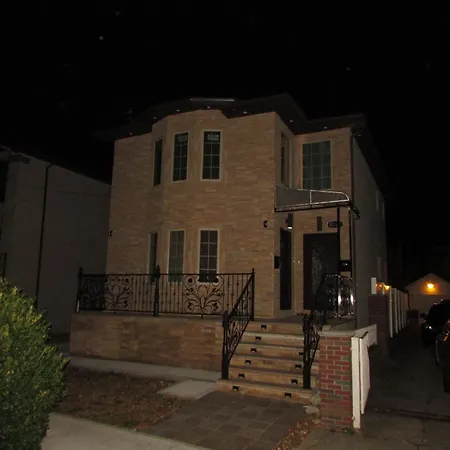 Cozy In Ozone Park New York