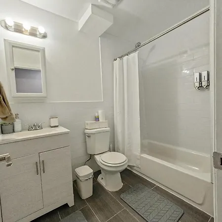 Spacious 3br Nyc Home, 3-min Walk Subway, Kitchen & Ac Apartment