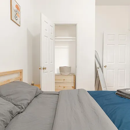 Queens Nyc Bright Renovated 2br Unit Workspace Wifi