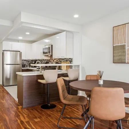 Stylish 2-bedroom Near Park - Laundry - Elevator Apartment