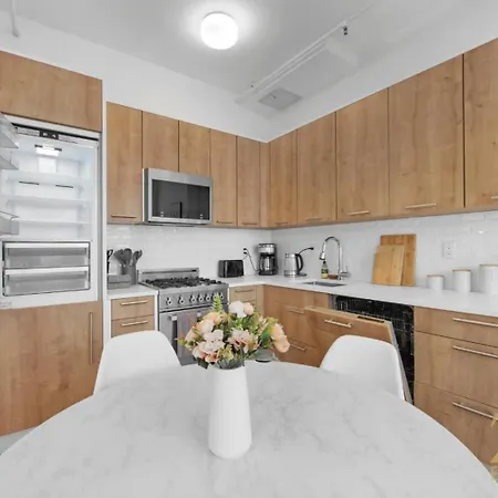 Beautifully Renovated 1 Bedroom In Prime Manhattan Apartment