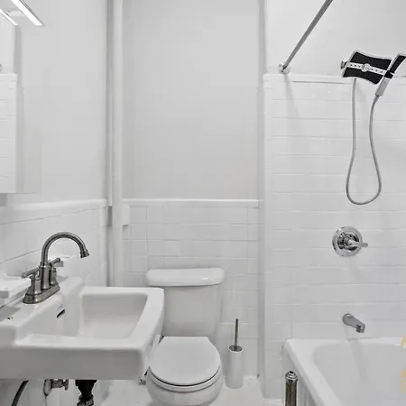 Apartment Sun-filled Brownstone In Prime Chelsea New York