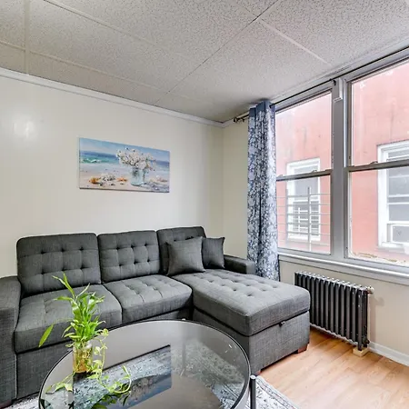 Apartment Easy Train Access! Quiet Commuter