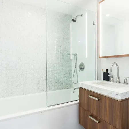 Stylish Williamsburg One Bedroom Near Manhattan