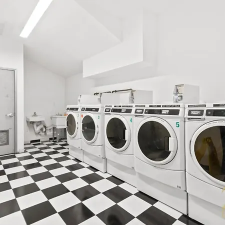 517 - 47c Beautifully Renovated 1 Bedroom In Prime Manhattan Apartment