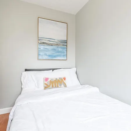 Stunning 3 Bed Fully Furnished Apartment *