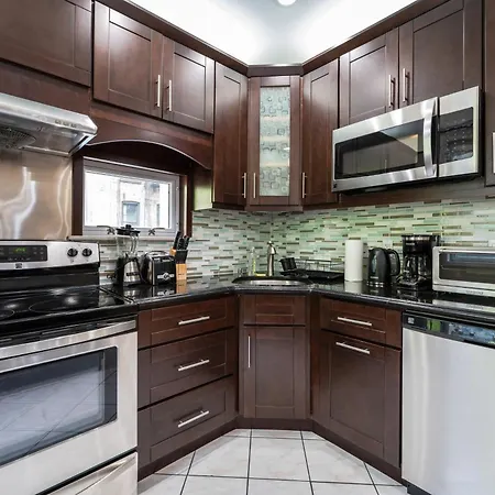 Spacious 3 Bed 3 Bath Unit In Upper East Side Apartment