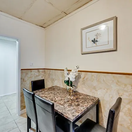 Apartment Easy Train Access! Quiet Commuter