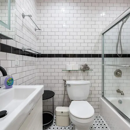 Spacious 3 Bed 3 Bath Unit In Upper East Side