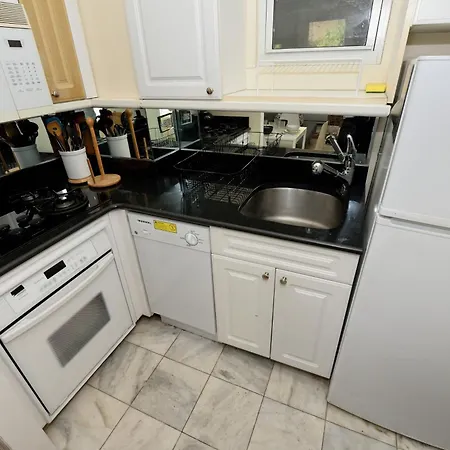 Apartment 10th Avenue Urban Retreat- 3br Nyc *