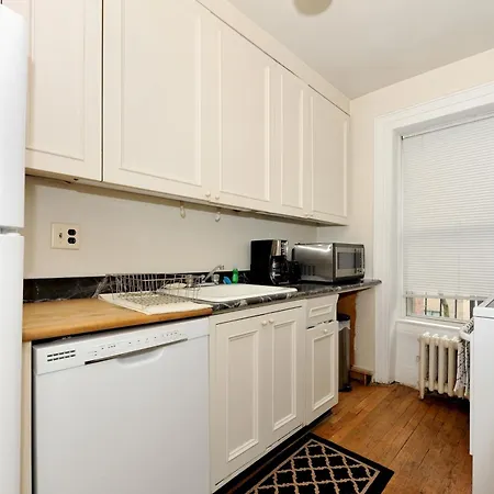 Comfy 3 Bedroom 1 Bath In Nyc *