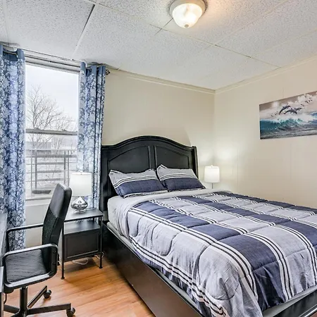 Easy Train Access! Quiet Commuter Apartment New York
