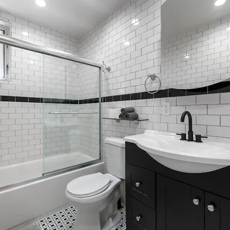 Spacious 3 Bed 3 Bath Unit In Upper East Side New York