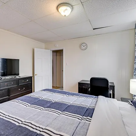 Easy Train Access! Quiet Commuter Apartment New York