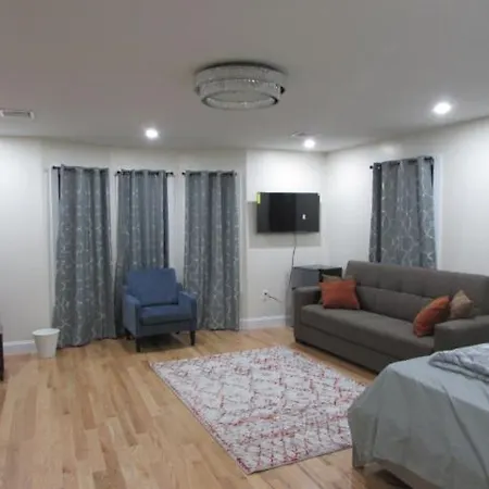 Cozy In Ozone Park Apartment