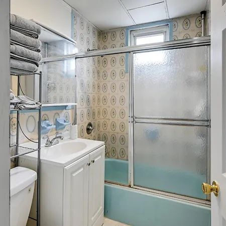 Easy Train Access! Quiet Commuter New York