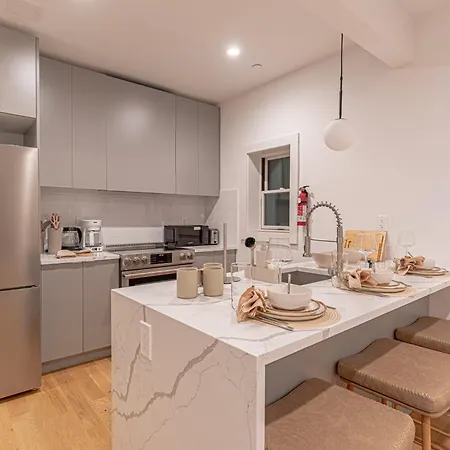 Chic In Brooklyn W Washer & Dryer *