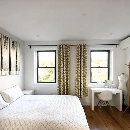 Elegant Historic Harlem Townhouse For Summer *