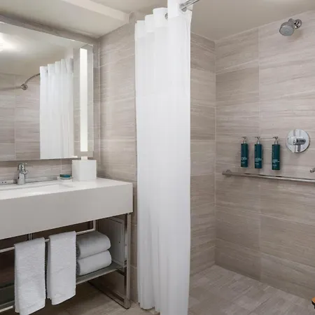 Millennium Hilton One Un Plaza 4*