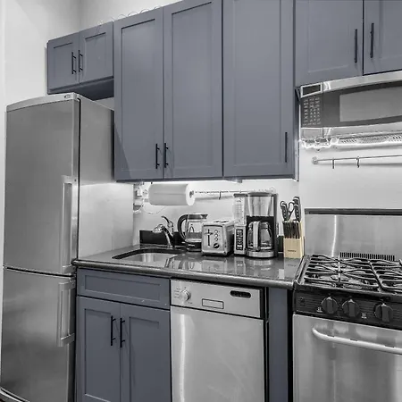 Bold Manhattan Base In Prime Nolita *