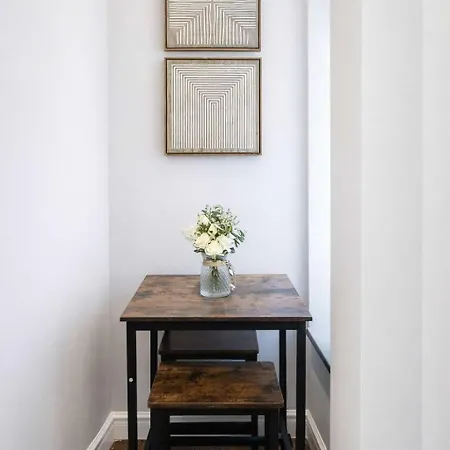 Bold Manhattan Base In Prime Nolita *