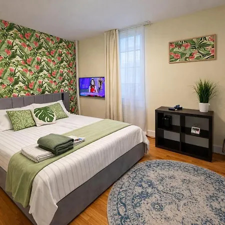 Tropical Style In Geusthouse Apartment New York