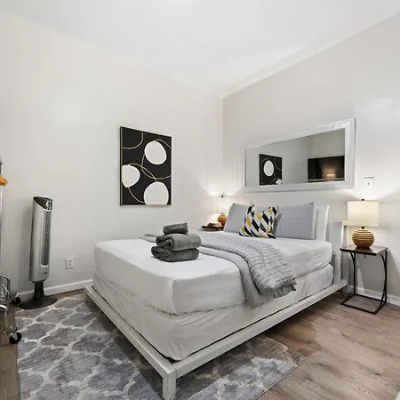Apartment Lovely 2bed And 2bath With Unbeatable Location *