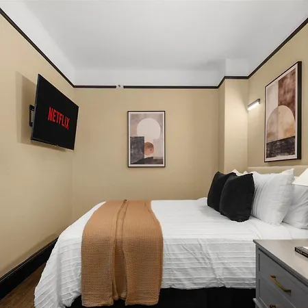 Stunning In The Heart Of Gym Apartment