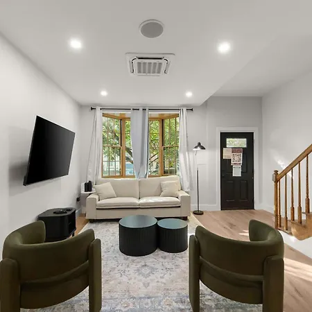 10-1 Stylish Townhouse Oasis In Greenpoint Holiday home
