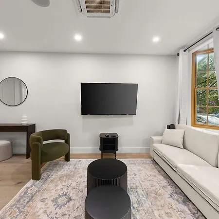 Holiday home 10-1 Stylish Townhouse Oasis In Greenpoint