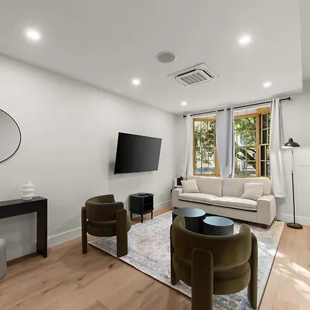 10-1 Stylish Townhouse Oasis In Greenpoint Holiday home