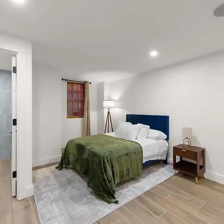 10-1 Stylish Townhouse Oasis In Greenpoint Holiday home New York