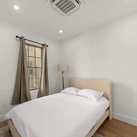 Holiday home 10-1 Stylish Townhouse Oasis In Greenpoint *