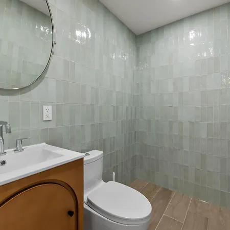 10-1 Stylish Townhouse Oasis In Greenpoint Holiday home New York
