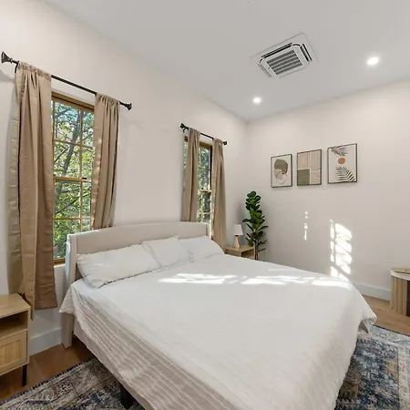 Holiday home 10-1 Stylish Townhouse Oasis In Greenpoint New York