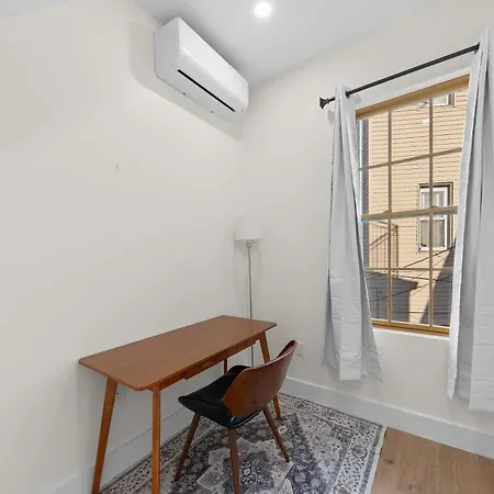 Holiday home 10-1 Stylish Townhouse Oasis In Greenpoint