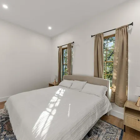 10-1 Stylish Townhouse Oasis In Greenpoint Holiday home