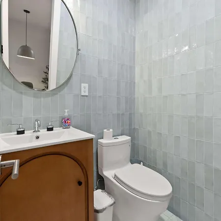 10-1 Stylish Townhouse Oasis In Greenpoint Holiday home *