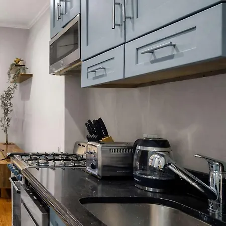 Modern Manhattan Haven Near Everything Apartment *