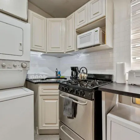 Three Bedroom In Midtown West , June To Aug 90 Days Required Apartment New York