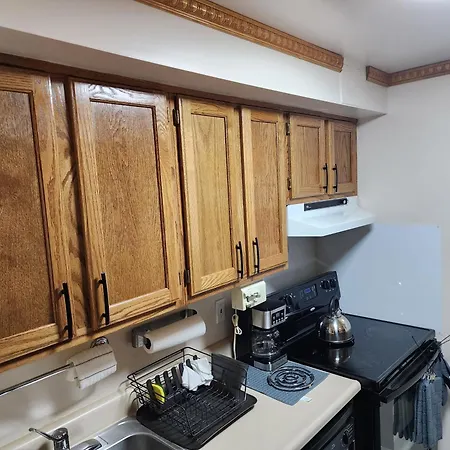 Two-bedroom Serviced Apartment: High-speed Wi-fi & Bi-monthly Housekeeping Apartment