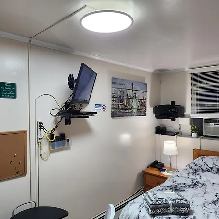Apartment Two-bedroom Serviced Apartment: High-speed Wi-fi & Bi-monthly Housekeeping *