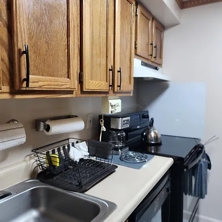 Two-bedroom Serviced Apartment: High-speed Wi-fi & Bi-monthly Housekeeping *