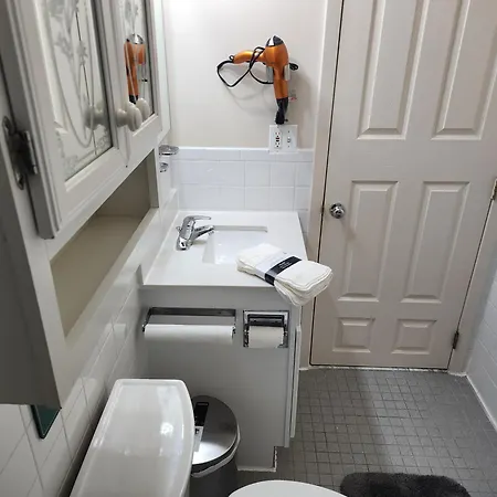 Two-bedroom Serviced Apartment: High-speed Wi-fi & Bi-monthly Housekeeping Apartment *