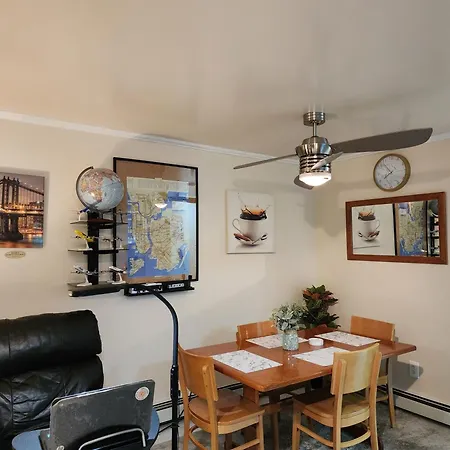 Booking.com Exxlusive: Fully Furnished One Bedroom Entire With Full Size Bed. For One Person Or Couple, Soulmate Positive Friendship *